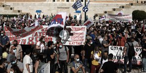 Σε εξέλιξη το συλλαλητήριο στην Αθήνα για τα εργασιακά