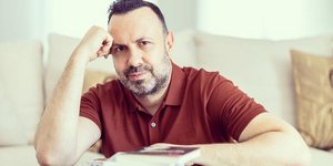 O Τάσος Τρύφωνος με τζιν και t-shirt