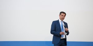 θεοχαρης λευκο φοντο
