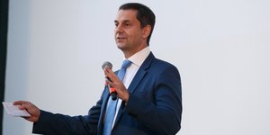 θεοχαρης με μικροφωνο