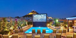 To ξενοδοχείο «Μεγάλη Βρεταννία» γιορτάζει το καλοκαίρι με θερινό σινεμά