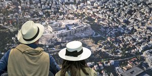 Τουρίστες χαζεύουν χάρτη της Αθήνας