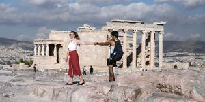 Τουρίστες στον βράχο της Ακρόπολης