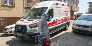 Τουρκία άνδρας με στολή για κορωνοϊό και ασθενοφόρο