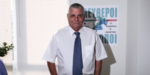 Ο Γιώργος Τράγκας μπροστά στην αφίσα του νέου κόμματος