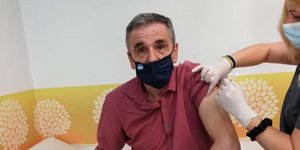 Ο Ευκλείδης Τσακαλώτος κατά τη διάρκεια του εμβολιασμού του