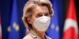 Η Ούρσουλα φον ντερ Λάιεν με μάσκα