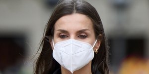 Η βασίλισσα Λετίθια με λευκή μάσκα