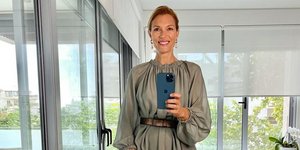 Η Βίκυ Καγιά με μίντι φόρεμα