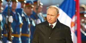 Ο Βλαντίμιρ Πούτιν επιθεωρεί άγημα