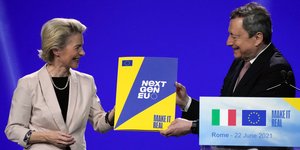 Η Ούρσουλα φον ντερ Λάιεν και ο Μάριο Ντράγκι