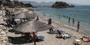 «Ξεχύθηκαν» στις παραλίες οι Αθηναίοι για βουτιές και ηλιοθεραπεία