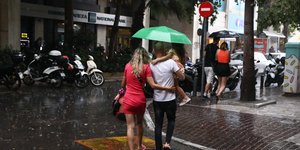 Οικογένεια περπατά στη βροχή