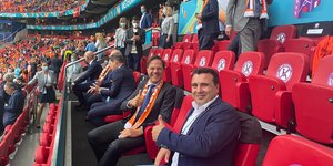 Ο Ζόραν Ζάεφ και ο Μαρκ Ρούτε στο γήπεδο