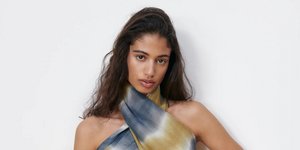 γυναίκα με παντελόνι Zara