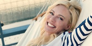 Η Ζέτα Μακρυπούλια σε αιώρα