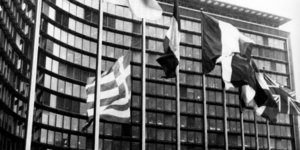 Η σημαία της Ελλάδας έξω από τις εγκαταστάσεις της Ευρωπαϊκής Κοινότητας το 1981