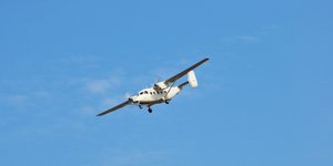 αεροπλάνο τύπου An-28 πετάει