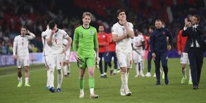 Περίλυποι οι Αγγλοι μετά τον τελικό / Φωτογραφία: AP