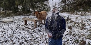 Παιχνίδια με το χιόνι σε αγρόκτημα στο Σαν Χοακίμ της Βραζιλίας