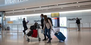 Ταξιδιώτες στο αεροδρόμιο Χίθροου του Λονδίνου