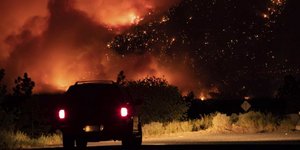 Πύρινη κόλαση σε βουνό κοντά στο Λάιτον του Καναδά