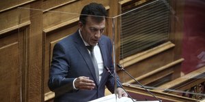 Ο Γιάννης Βρούτσης σε ομιλία του στη Βουλή