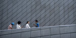 Πολίτες στην Κίνα με μάσκες εν μέσω κορωνοϊού