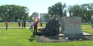 Γκρεμισμένο άγαλμα της βασίλισσας Βικτώρια στη Μανιτόμπα του Καναδά