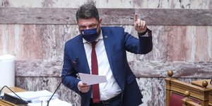 Ο Νίκος Χαρδαλιάς στη Βουλή