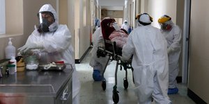 Μεταφορά ασθενούς της Covid-19 σε νοσοκομείο του Περού, όπου η παραλλαγή Λάμδα ευθύνεται για το 81% των κρουσμάτων