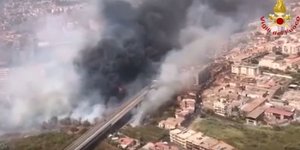 Στήλες μαύρου καπνού από τις πυρκαγιές στα περίχωρα της Κατάνης στη Σικελία