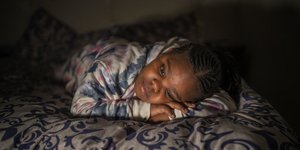 H oκτάχρονη Τσιμολόνγκο Μπονόλο, έμεινε ορφανή από πατέρα λόγω του κορωνοϊού από τον Ιούλιο του 2020  