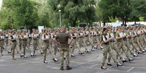 Αντί για άρβυλα οι στρατιωτίνες φορούσαν ... γόβες στην παρέλαση στην Ουκρανία