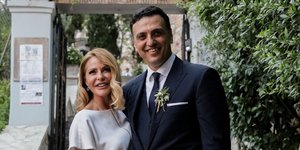 Βασίλης Κικίλιας και Τζένη Μπαλατσινού αγκαλιά στον γάμο τους