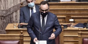 Ο Βασίλης Κοντοζαμάνης κατά την ομιλία του στον κοινοβουλευτικό έλεγχο