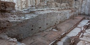 Τμήμα του Κρηναίου στη βόρεια είσοδο του σταθμού «Αγ. Σοφία»