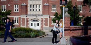 Πολίτες σε διάβαση πεζών στην Αγγλία