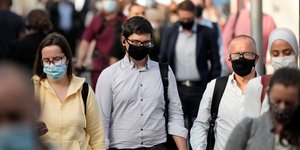 Αγγλία πολίτες με μάσκα