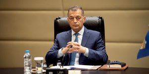 Ο Αλκιβιάδης Στεφανής καθιστός