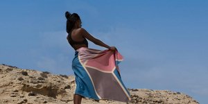 γυναίκα με πετσέτα θάλασσας