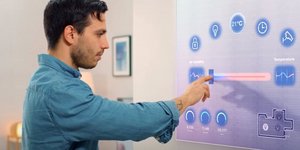 Άνδρας ρυθμίζει το έξυπνο σπίτι του, μέσω 5G