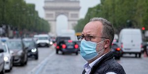 Άνδρας περπατά με μάσκα στο Παρίσι