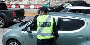 Άνδρας της τροχαίας στο οδόστρωμα