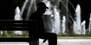 Ενας πολίτης μπροστά από συντριβάνι, σε καύσωνα