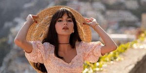 γυναίκα με καπέλο