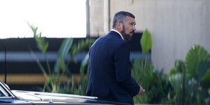 Αντόνιο Μπαντέρας έξω από αυτοκίνητο για γυρίσματα στη Θεσσαλονίκη