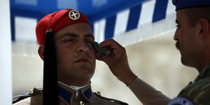 Ευζωνες στον καύσωνα
