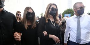 Άντζελα Γκερέκου δίπλα στην κόρη της Μαρία Βοσκοπούλου στην κηδεία Τόλη Βοσκόπουλου