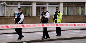 αστυνομικοί με όπλα στη Βρετανία